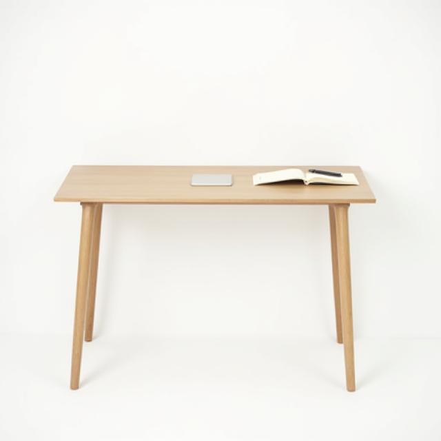 Secretária 'Pessoa' de pinho com linhas limpas e pernas afiladas, ideal para um espaço de trabalho inspirador e minimalista.